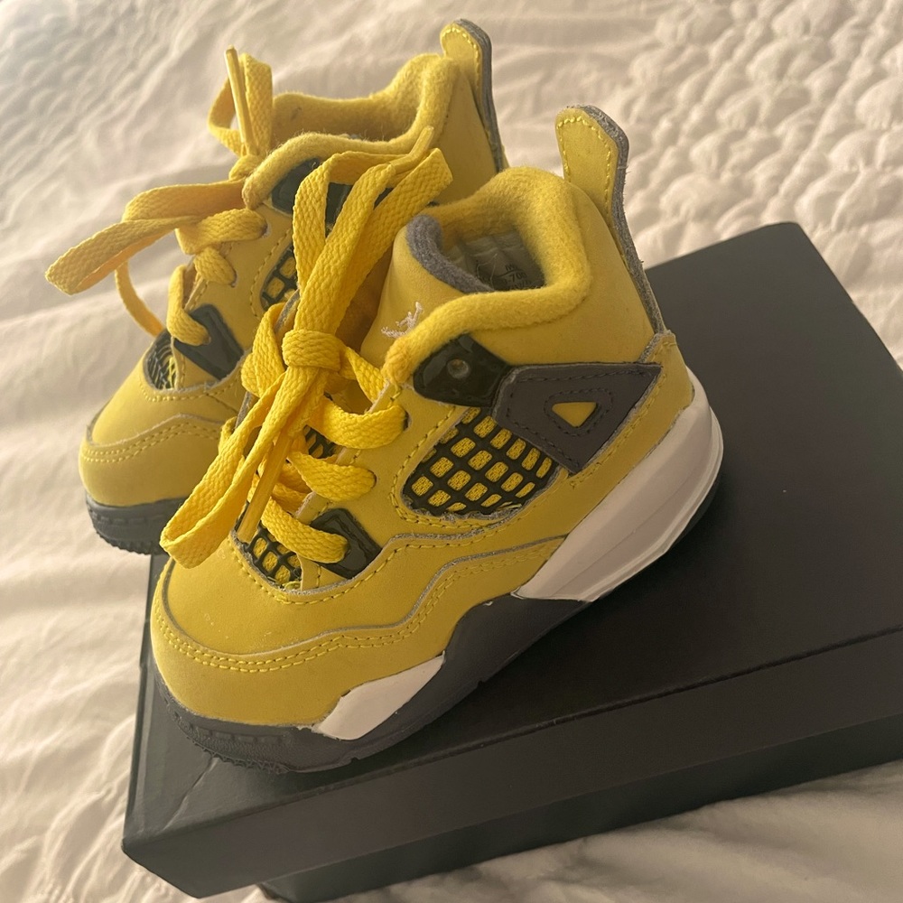 Baby shoes size 4c